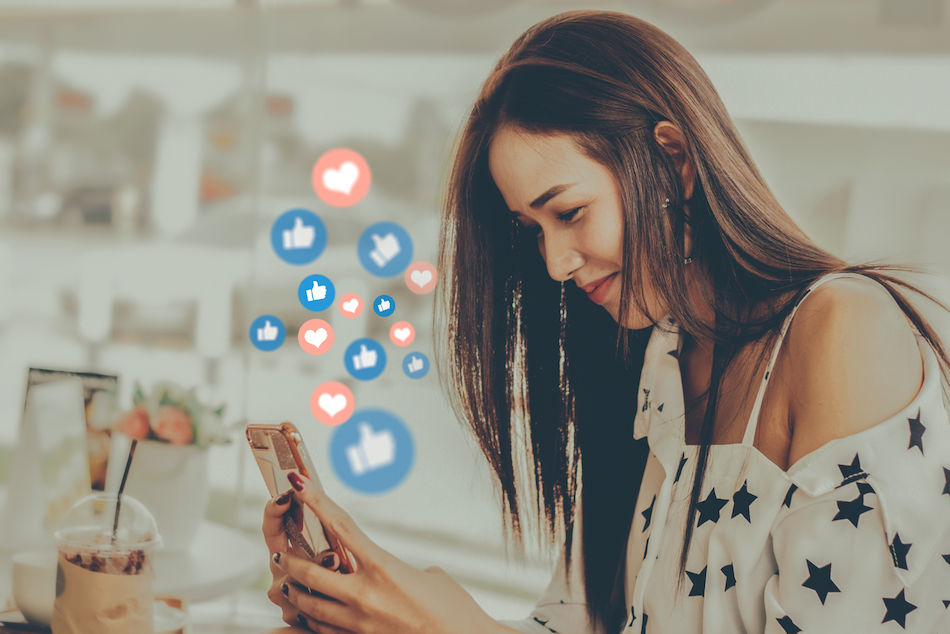 woman-on-social-media